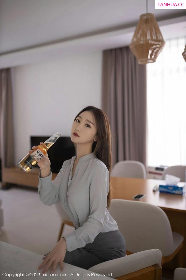   [XiuRen]高清写真图 2023.06.28 No.6989 杏子Yada 短裙美腿第2张图片